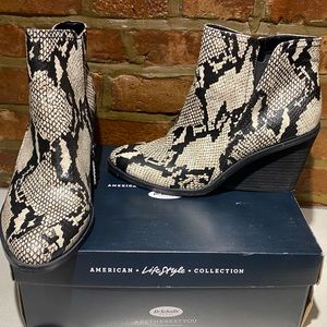 Dr Scholls Women’s wedge bootie